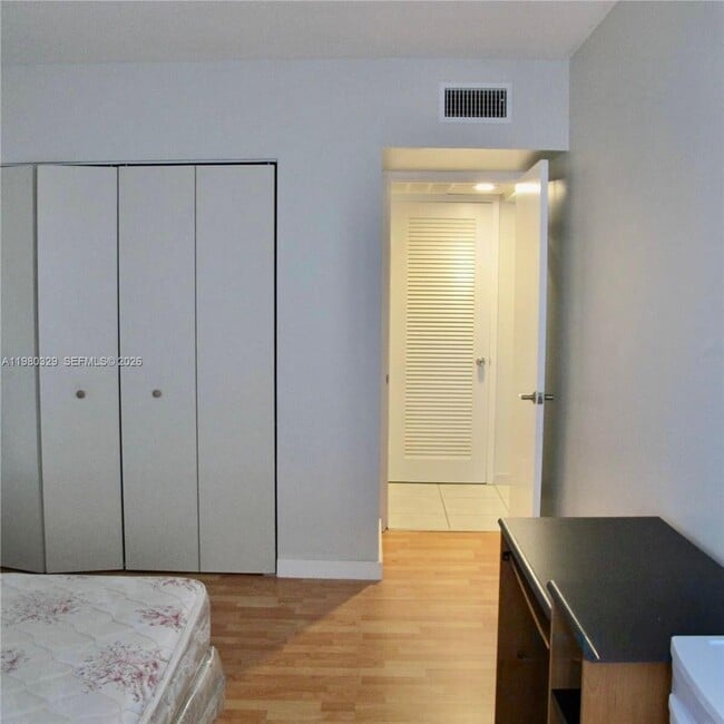 Building Photo - 400 Kings Point Dr