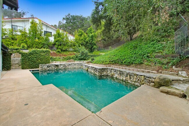 Building Photo - Rent this Beautiful 5 BEDROOM HOME NOW!