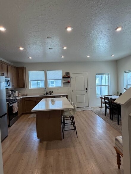 Building Photo - 9362 N