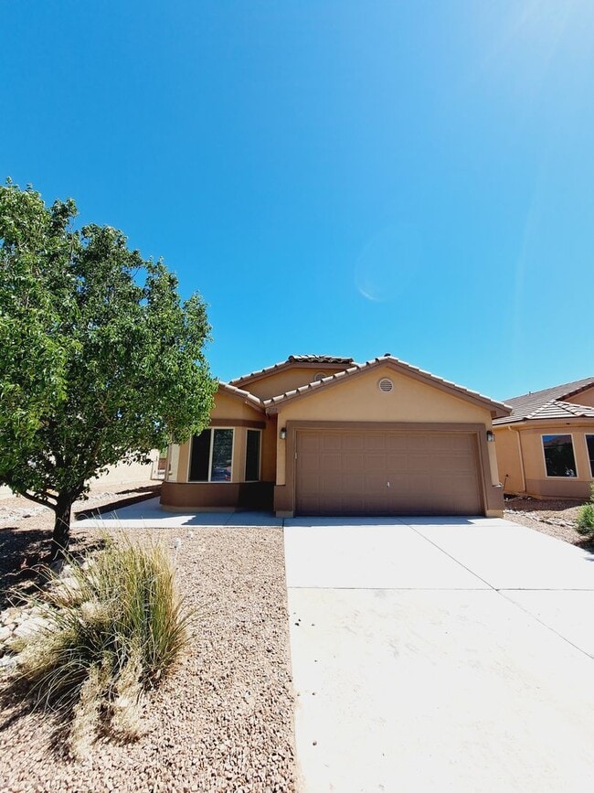 Building Photo - 3 bed 2 bath home in Huning Ranch. Great Yard!