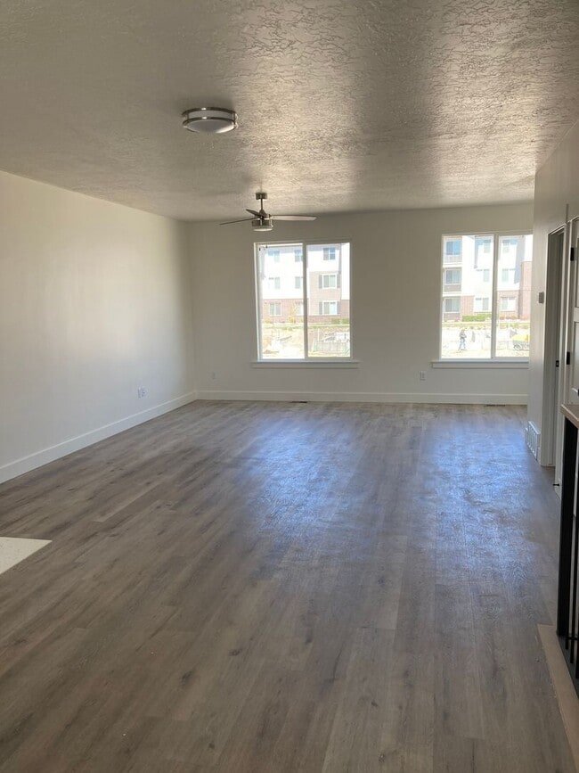 Building Photo - Townhome with Rooftop Balcony in Prime American Fork Location