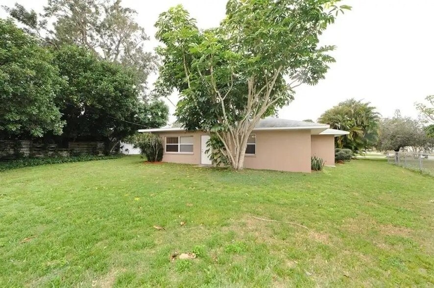 Building Photo - 3619 York Dr W