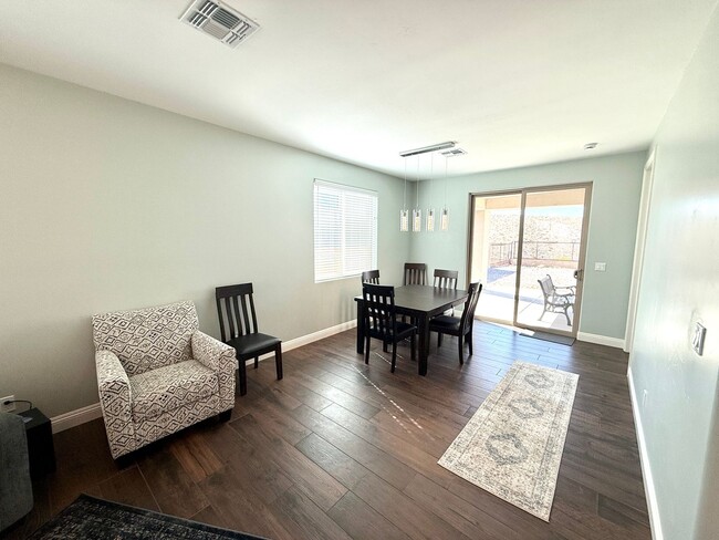 Building Photo - Beautiful Furnished 2 Bedroom Home in the ...