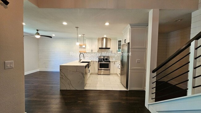 Building Photo - Modern Townhouse Living in Desirable Lakes...