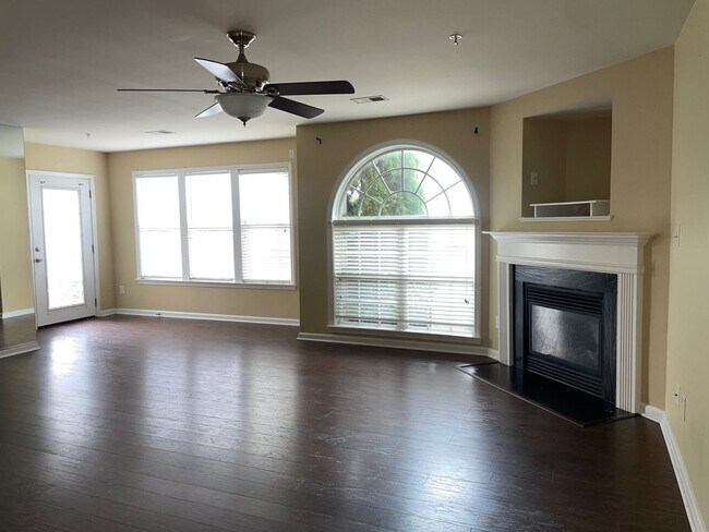 Building Photo - 2 BED, 2 BATH CONDO LOCATED IN GREENSBORO! LAST MONTH'S RENT FREE IF YEAR LEASE IS COMPLETED!