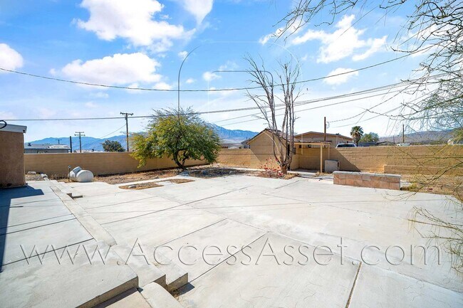 Building Photo - Charming 4 Bed/2.5 Bath Home With Spacious Backyard And Gated Entrance!