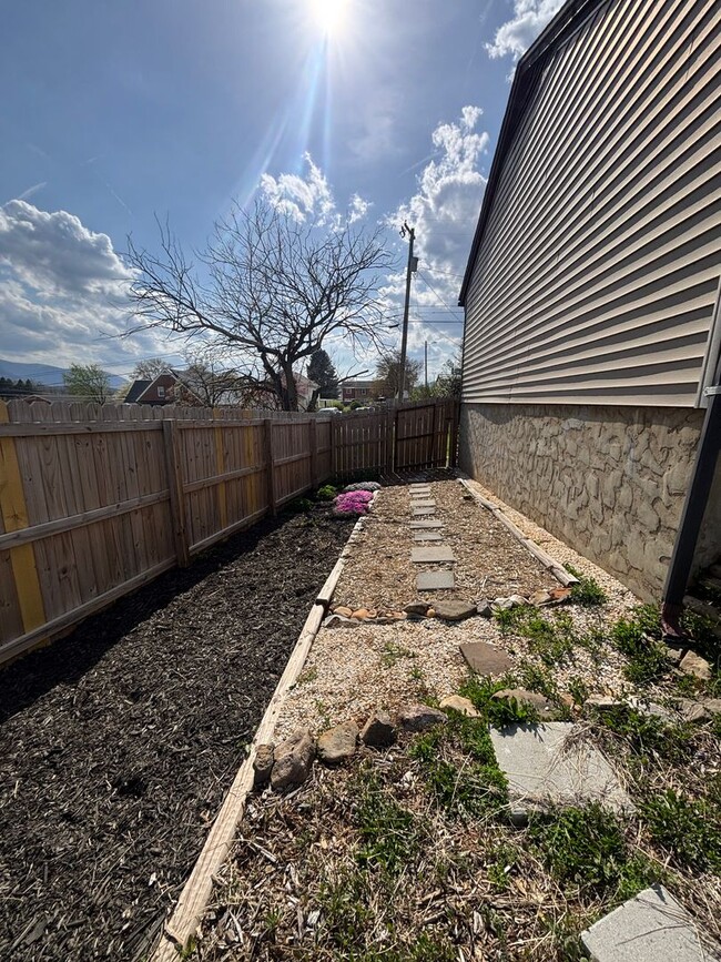 Building Photo - 3615 Ellen Dr