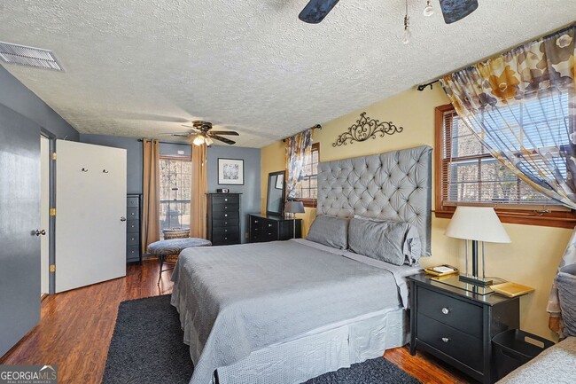 Building Photo - 8671 Twin Oaks Dr