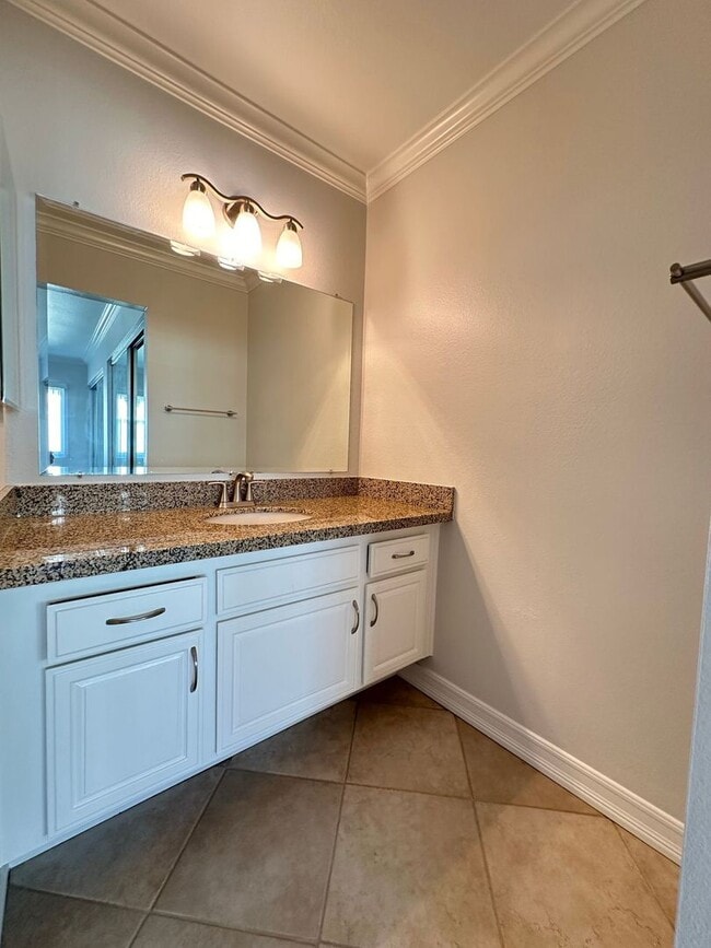 Building Photo - 3 Bedroom Tustin Condo - Recently Renovated - 2 Car Gar - Beautiful!!!!!