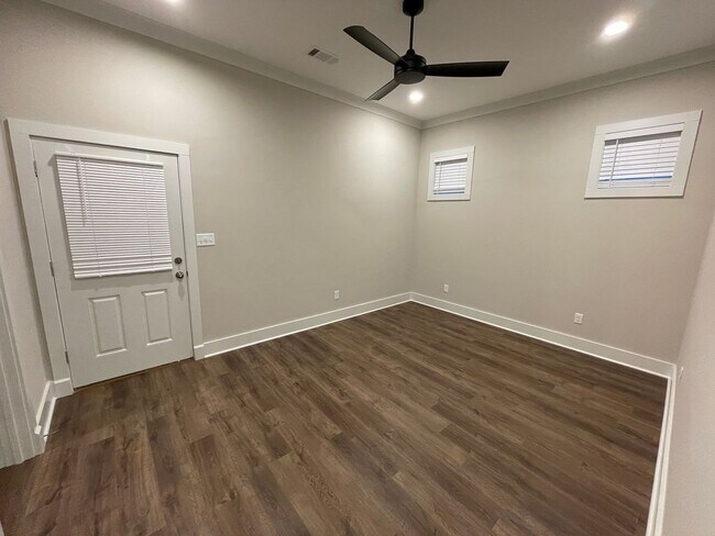 Building Photo - Savannah Square - 3BR/3BA For Rent