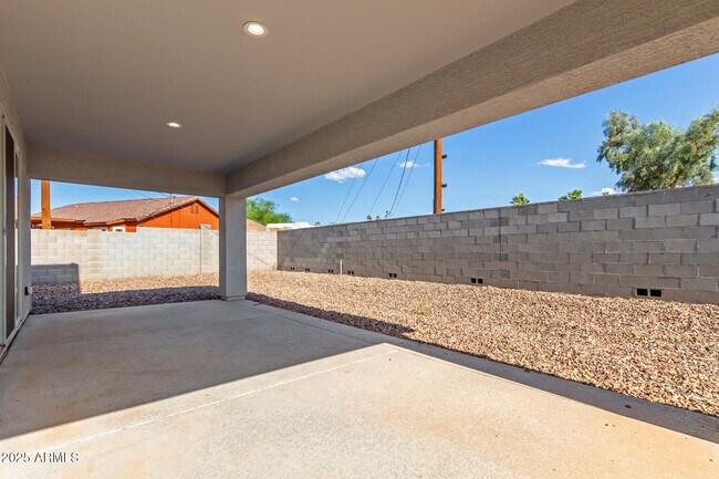 Building Photo - 957 E Desert Dr