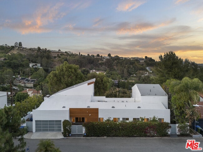 Building Photo - 2600 Carman Crest Dr