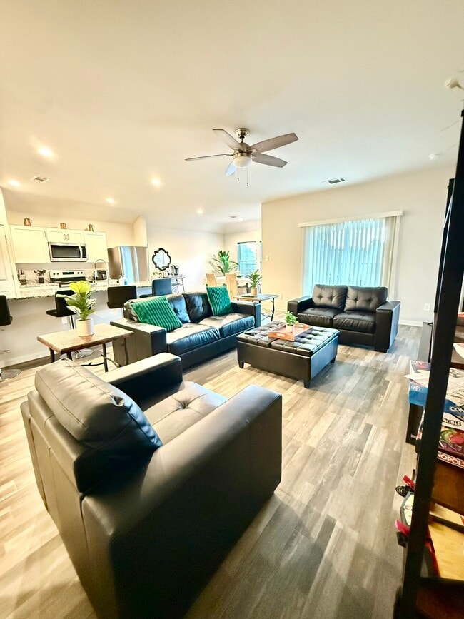 Building Photo - 302 Del Monte Dr