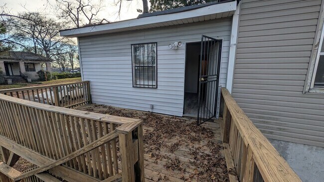 Building Photo - 3BR/1BA -- Deck, Separate Dining Room, In-Unit Laundry