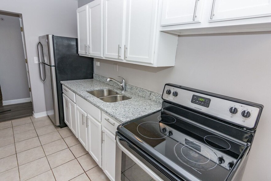 Building Photo - 7147 S Jeffery Blvd