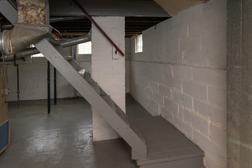 Building Photo - 10003 Newton Ave