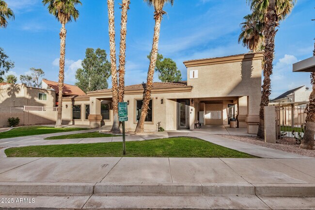 Building Photo - 920 E Devonshire Ave