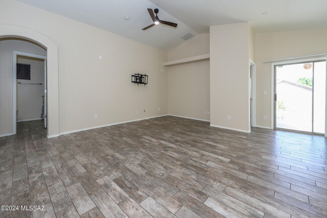 Building Photo - 10457 E Oakbrook St