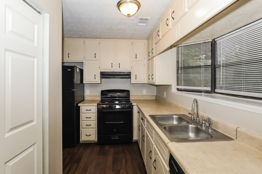 Building Photo - 8194 Canyon Forge Dr
