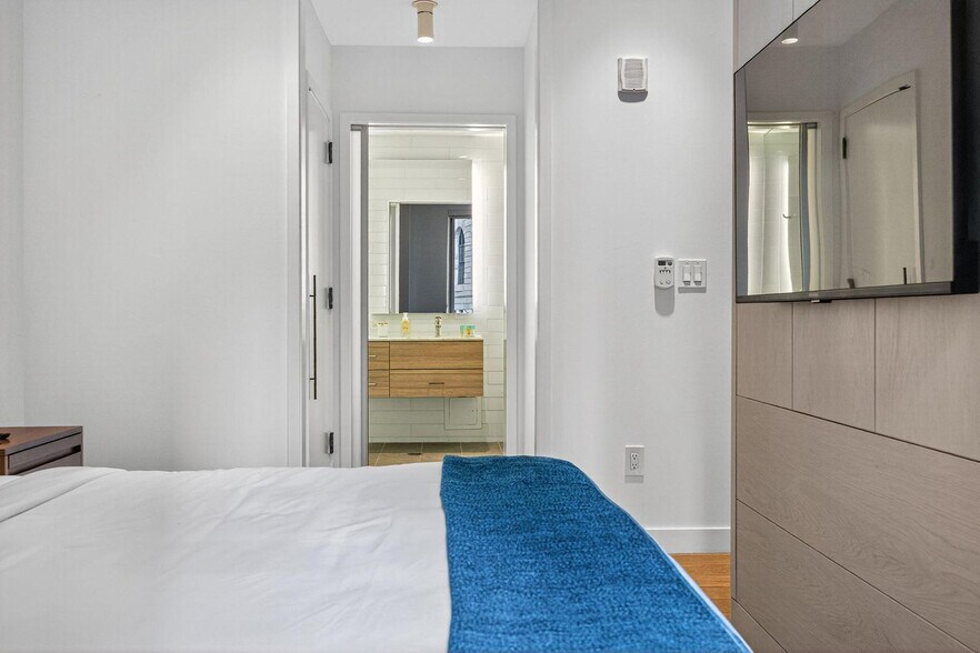 Building Photo - 84 William St