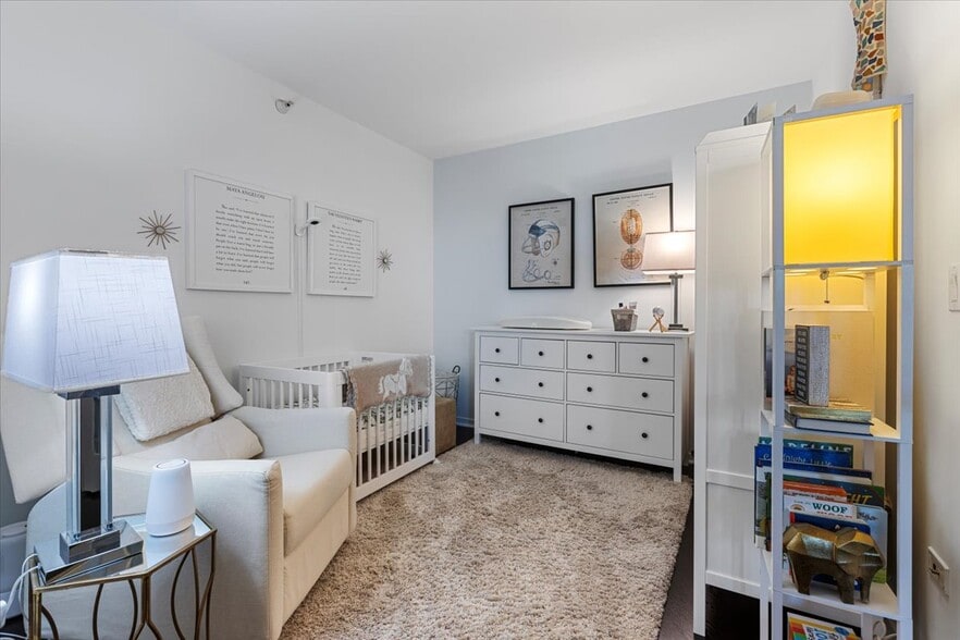 Building Photo - 807 Davis St