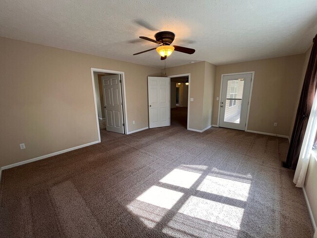 Building Photo - LARGE 4/3 with so much to offer! Waynesvil...