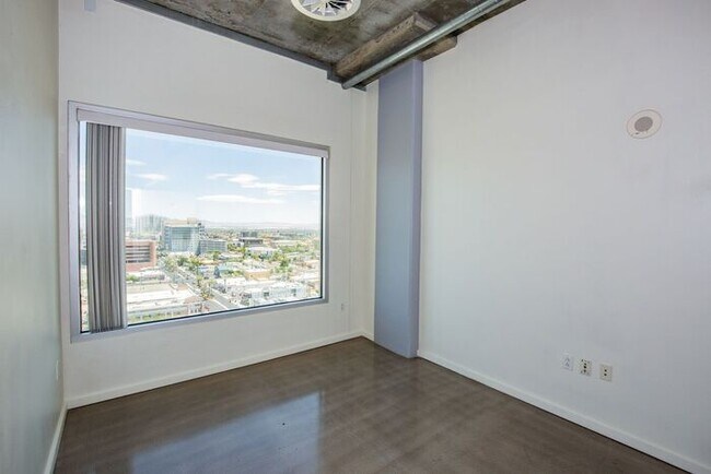 Building Photo - Stunning Modern 2Bdm 1Ba High-Rise Condo L...