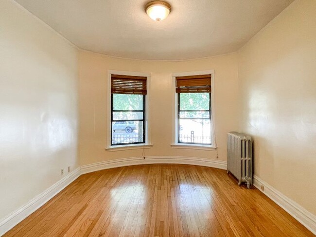 Building Photo - 4400 N Greenview Ave