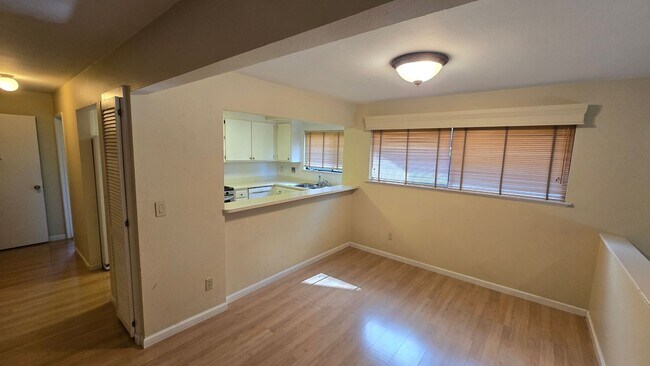 Building Photo - 8341 Valley View Ct