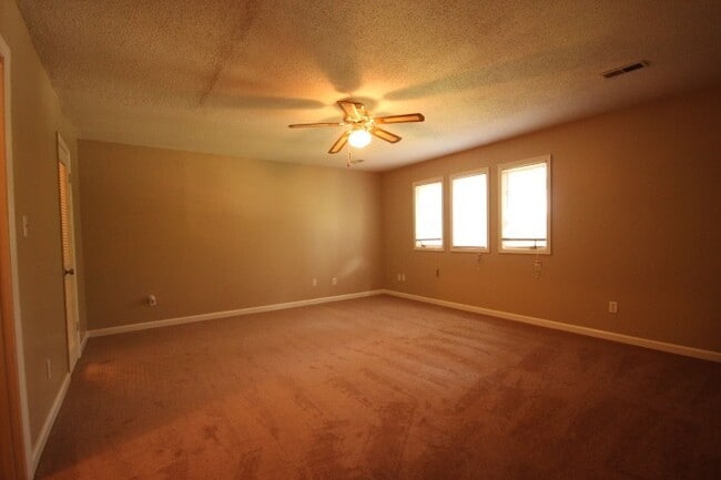 Building Photo - Large Townhouse in SE Huntsville