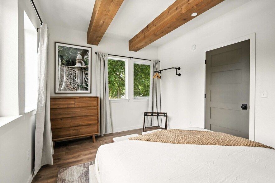 Building Photo - 925 NE 23rd Ave