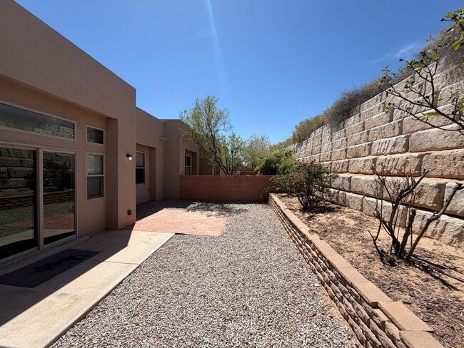 Building Photo - Beautiful Luxury Single Story Town Home Available Near Coors Blvd NW & Dellyne Ave NW!