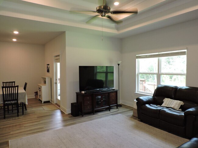 Building Photo - Easy access to shopping, interstate & Navy...