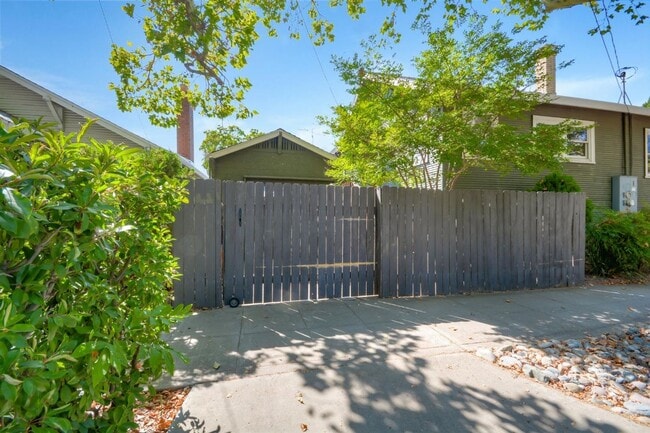Building Photo - Mid Town 2 Bedroom 2 Bathroom 1260 Sqft. B...