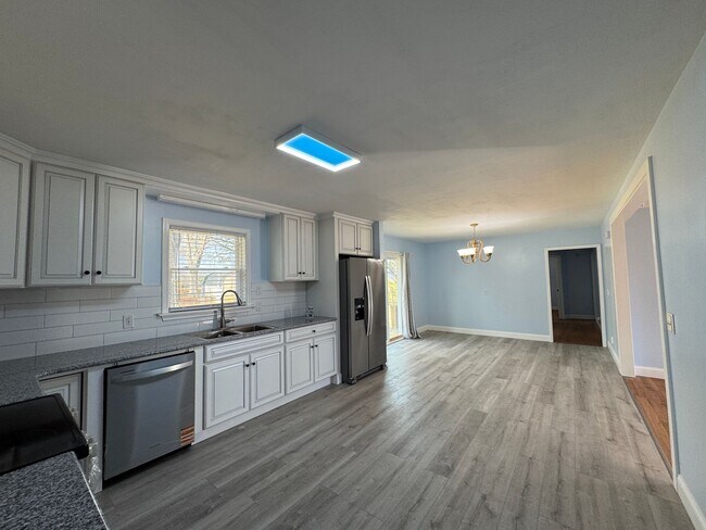 Building Photo - Move-in Ready!