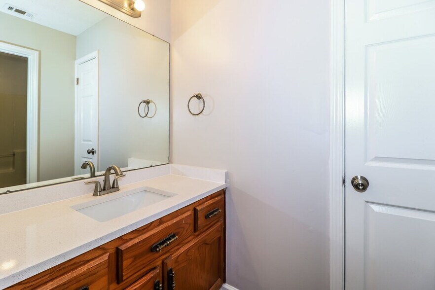 Building Photo - 7001 Bellevue Trce