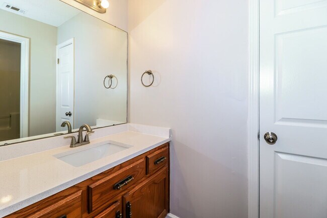 Building Photo - 7001 Bellevue Trce