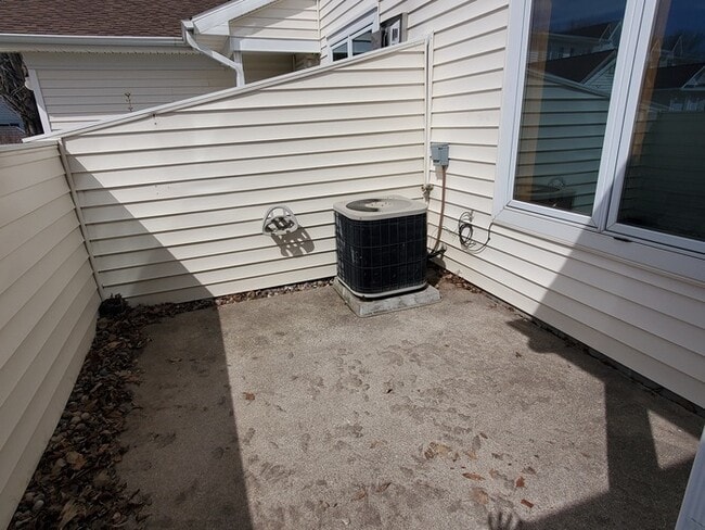Building Photo - Meadowbrook Townhomes