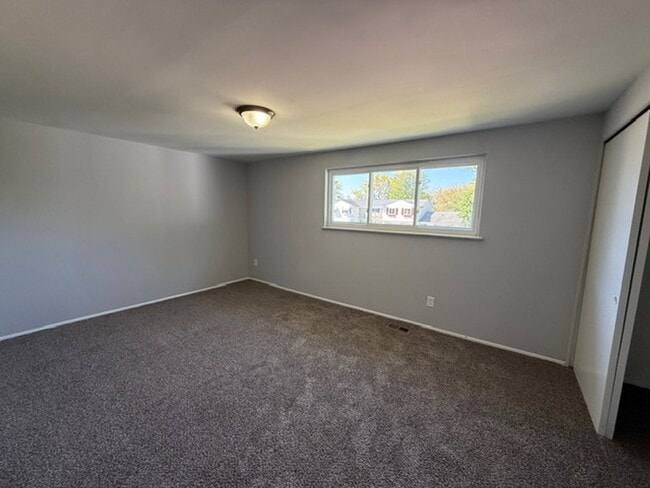 Building Photo - 2 bedroom 1.5 bathroom townhouse - Availab...