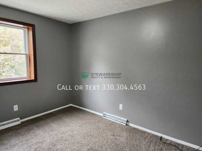 Building Photo - 137 Elm St NE