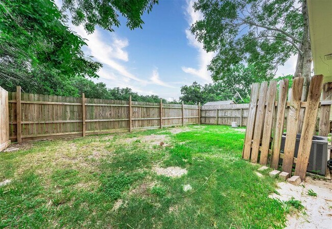 Building Photo - 103 Avocado St