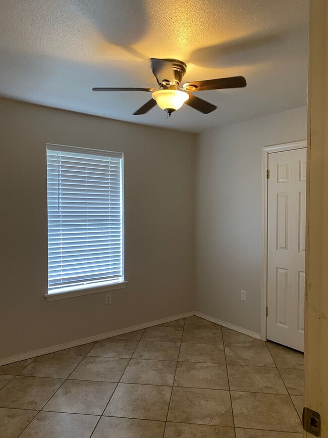 Building Photo - 606 Shadow Dr