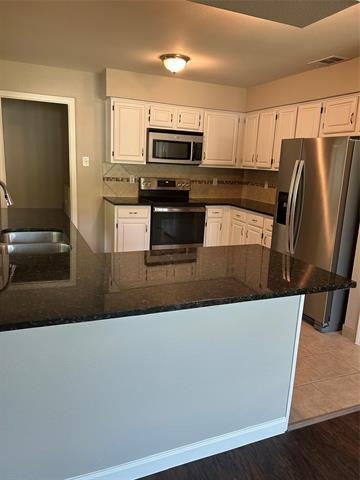 Building Photo - 2424 Oak Grove Dr