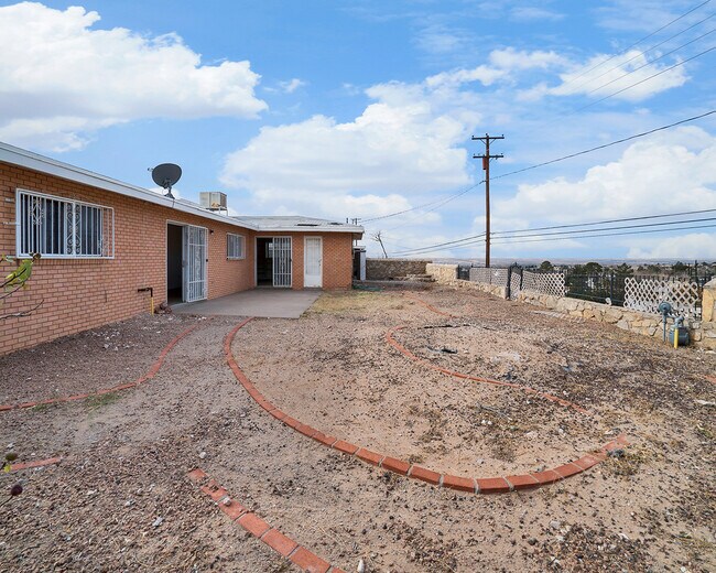 Building Photo - Westside 3 Bedroom 1.75 Bath