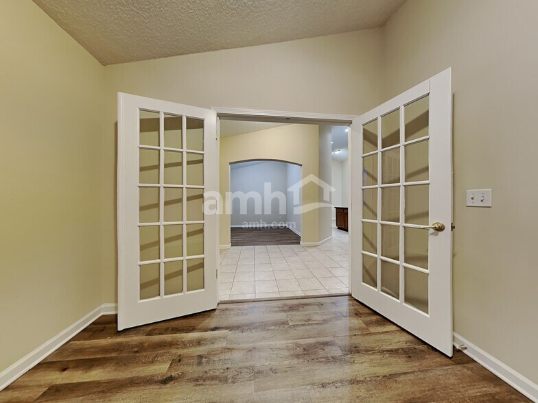 Building Photo - 2884 Alaskan Way