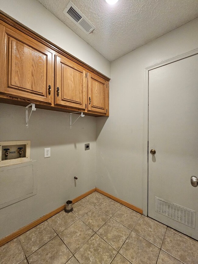 Building Photo - 4502 Garden Center Dr