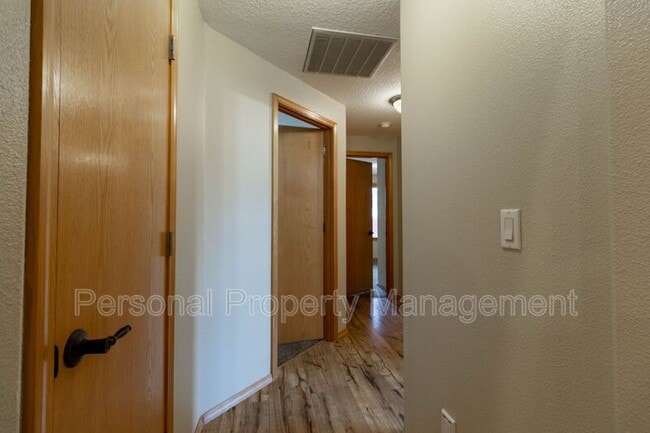 Building Photo - 902 N 15th Ct