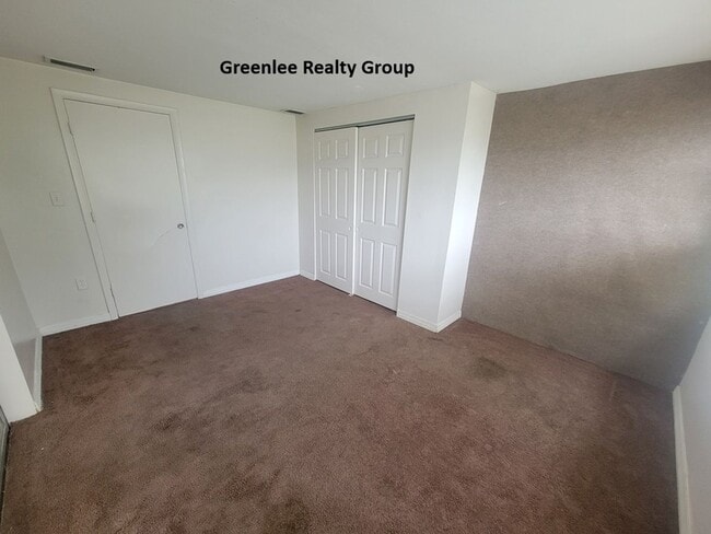 Building Photo - Spacious 3 bed, 2 bath home with fenced yard, screened porch, and oversized garage just minutes f...