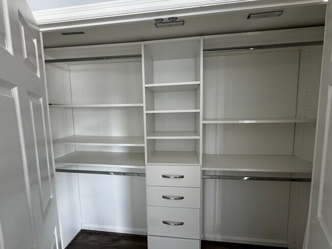 Building Photo - Urban Living at Its Finest: Spacious 2BR, 2BA Condo in Courthouse