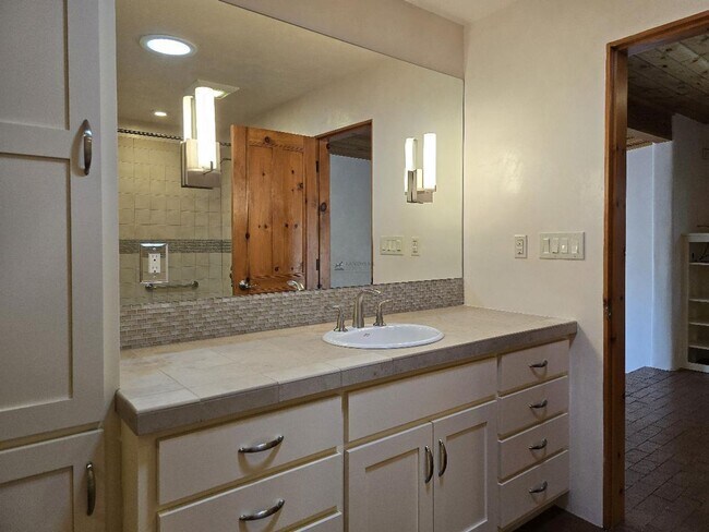 Building Photo - 133 Valley Dr